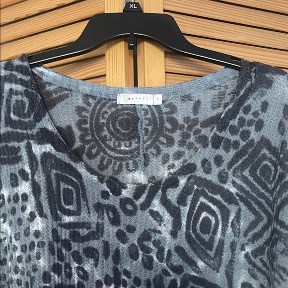 T Party Patterned Gray and Black Top Size L - Picture 2 of 7
